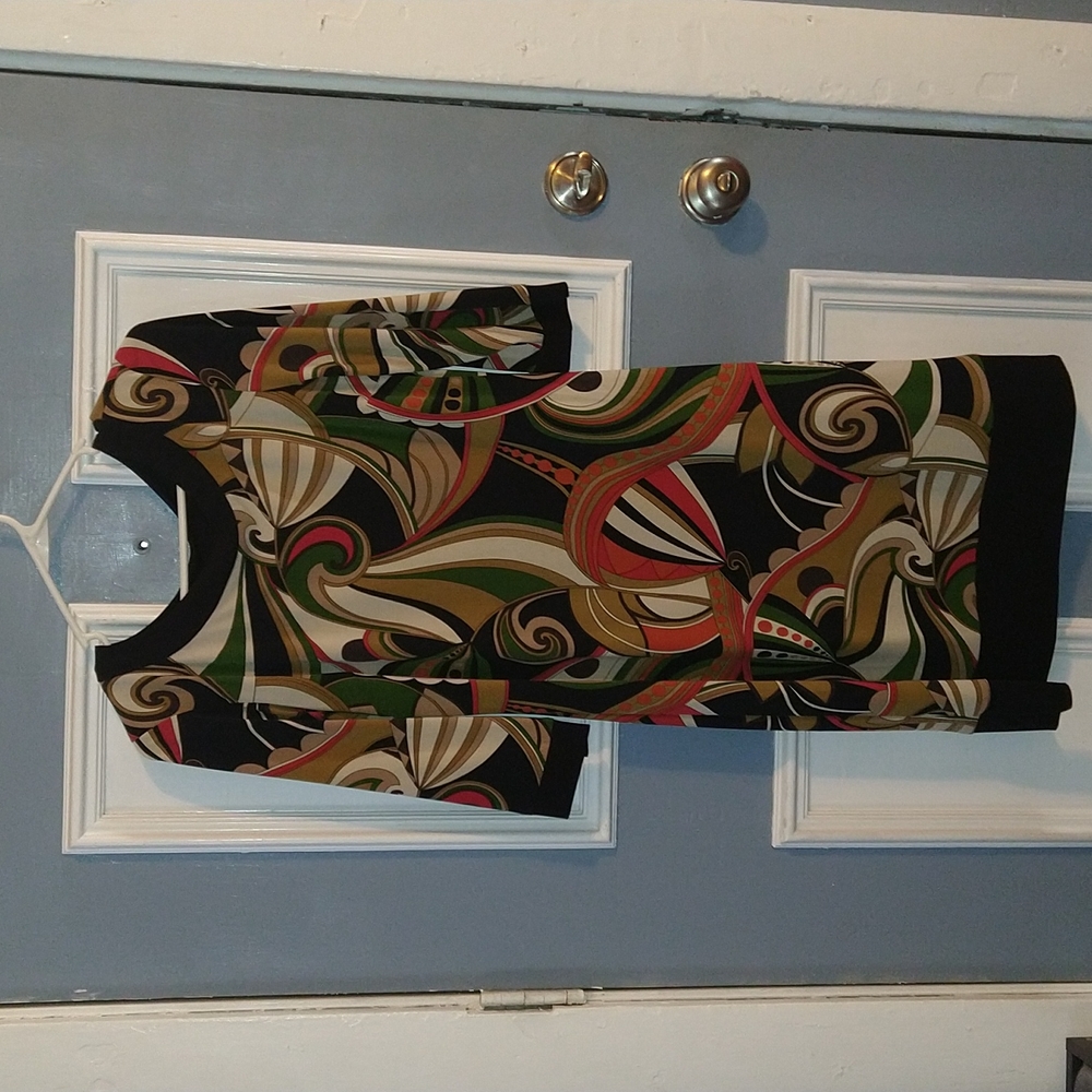 Mid length dress. Dress arm, size 6. Polyester material. Abstract colors.